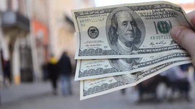 Avrupa 'nın bulanık arka planında 300 dolarlık banknotlar