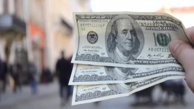 Avrupa 'nın bulanık arka planında 300 dolarlık banknotlar