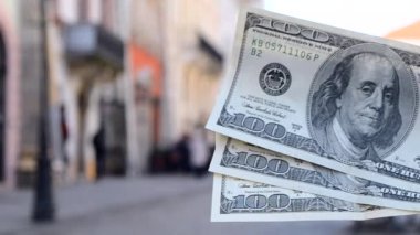 Avrupa 'nın bulanık arka planında 300 dolarlık banknotlar