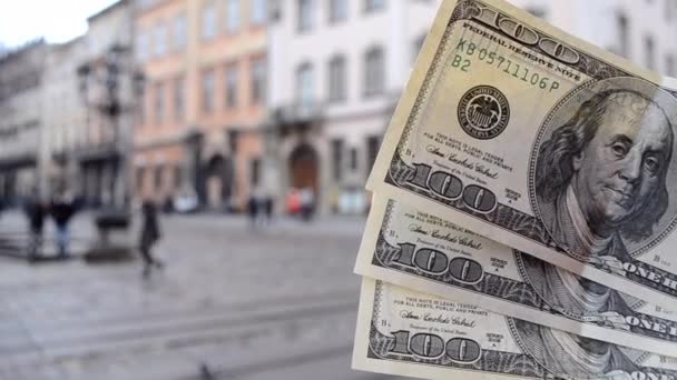 Trehundra dollarsedlar på suddig bakgrund av europeiska — Stockvideo