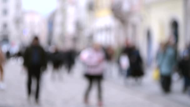 Abstraktní rozostřené rozmazané pozadí mnoha lidí na ulici — Stock video