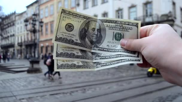 Tři sta dolarů bankovky na rozmazaném pozadí evropských — Stock video