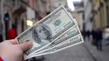 Avrupa 'nın bulanık arka planında 300 dolarlık banknotlar