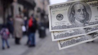 Avrupa 'nın bulanık arka planında 300 dolarlık banknotlar