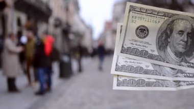 Avrupa 'nın bulanık arka planında 300 dolarlık banknotlar