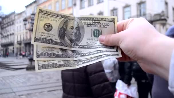 Driehonderd dollar biljetten op wazige achtergrond van de Europese — Stockvideo