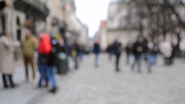 Абстрактный размытый фон многих людей на улице — стоковое видео