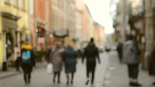 Rozmazané pozadí mnoha lidí na ulici náměstí města. — Stock video