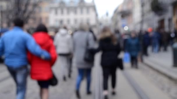 Verschwommener Hintergrund vieler Menschen auf dem Stadtplatz. — Stockvideo