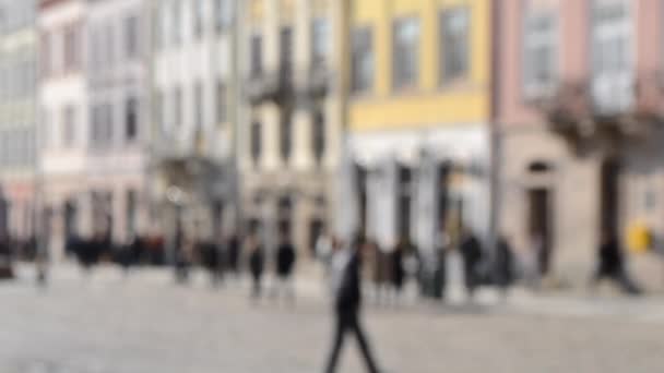 Sfondo sfocato di molte persone sulla piazza della città. — Video Stock