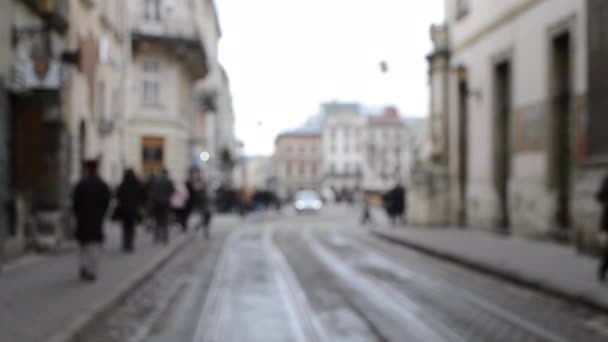 Аннотация Defocused Blurred Background of many people on street square — стоковое видео