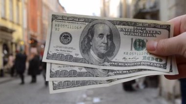 Avrupa 'nın bulanık arka planında 300 dolarlık banknotlar