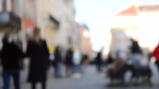 Sammanfattning Oskärpa suddig bakgrund av många människor på gatan — Stockvideo