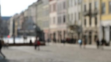 Eski şehir meydanındaki birçok insanın geçmişi bulanık