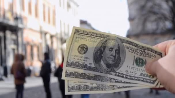 Avrupa 'nın bulanık arka planında 300 dolarlık banknotlar — Stok video