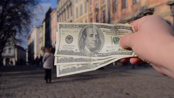 300 notas de dólar no fundo desfocado do europeu — Vídeo de Stock