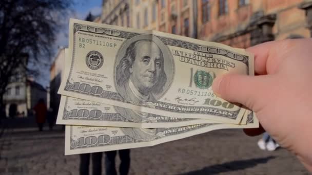 유럽 사람들의 배경 이 흐릿하게 표시된 300 달러짜리 지폐 — 비디오