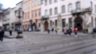 Eski şehir meydanındaki birçok insanın geçmişi bulanık