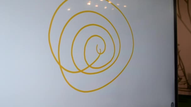 Flicka ritar med fingret olika färgade spiral linjer på en stor touch — Stockvideo