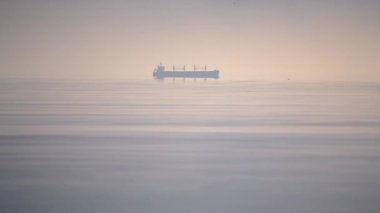 Kargo gemisinin silueti ufukta deniz, okyanus sabah