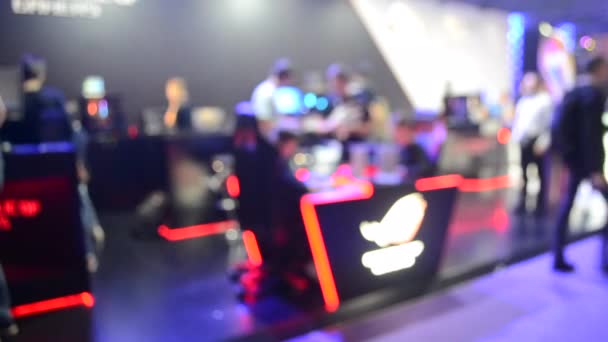 Hráči sedí u herního stolu a hrají elektronické hry. — Stock video