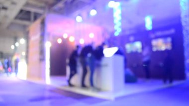 Bulanık arkaplan büyük ekran sahnesi pek çok insan projektör ışığını çok renkli