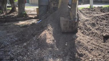 Yedek çapa yere yakın çekim yapıyor. Bakım işindeki eski traktör.