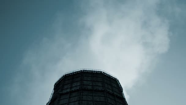 Станция ТЭЦ Работа с трубами и дымом на заднем плане . — стоковое видео
