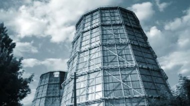 Termik santrali kurun. Arka planda borular ve dumanla çalışın..