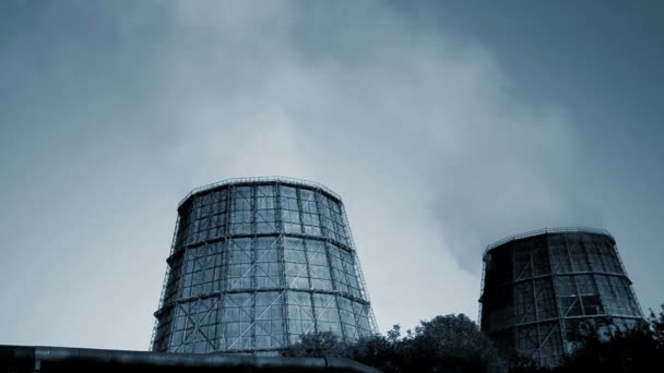 Värmekraftverk Arbetar med rör och rök på en bakgrund. — Stockvideo