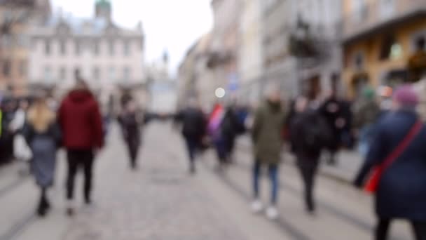 Verschwommener Hintergrund vieler Menschen auf dem Marktplatz der antiken Stadt — Stockvideo