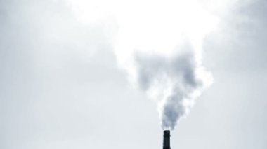 Güneşli bir günde büyük bir duman borusu termik santrali