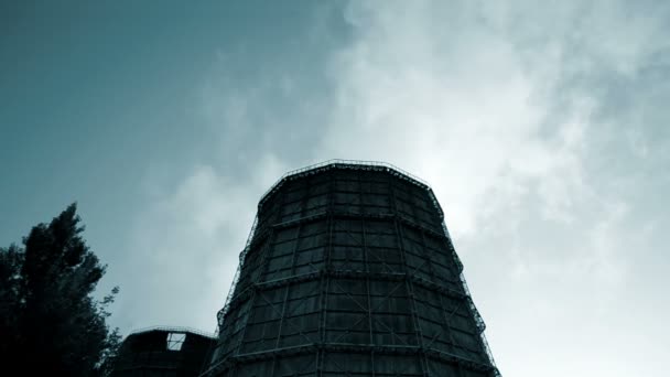 Värmekraftverk Arbetar med rör och rök på en bakgrund. — Stockvideo