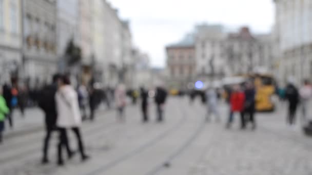 Аннотация Defocused Blurred Background of many people on street square — стоковое видео