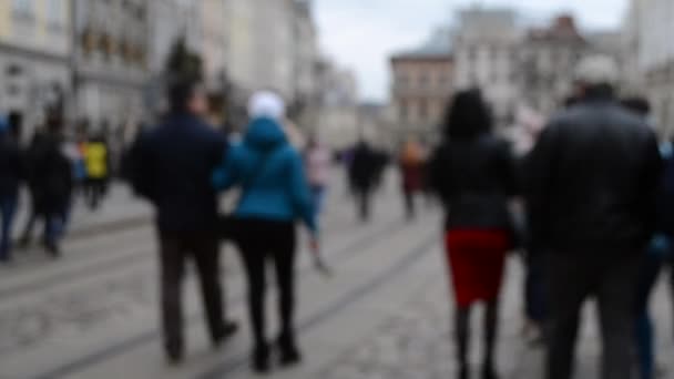 Аннотация Defocused Blurred Background of many people on street square — стоковое видео