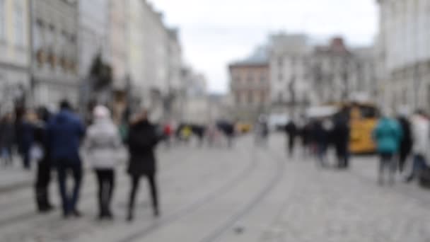 Verschwommener Hintergrund vieler Menschen auf dem Stadtplatz. — Stockvideo