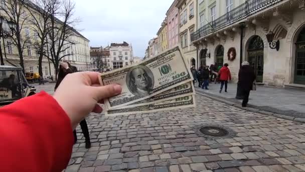Driehonderd dollar biljetten op wazige achtergrond van de Europese straat — Stockvideo