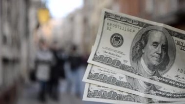 Avrupa caddesinin bulanık arka planında 300 dolarlık banknotlar