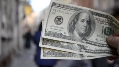 Avrupa 'nın bulanık arka planında 300 dolarlık banknotlar