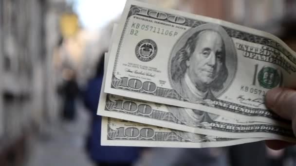 Tři sta dolarů bankovky na rozmazaném pozadí evropských — Stock video