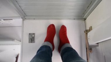 Kız, vagonun yedek koltuğunda yan yatar ve bacaklarını...