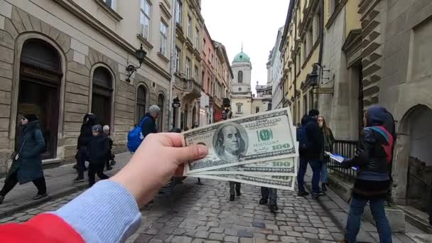 Banconote da trecento dollari su sfondo sfocato di europeo — Video Stock
