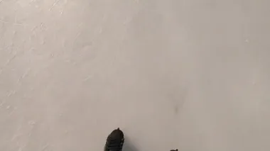 Buz pateni pistinde kayan bir adam
