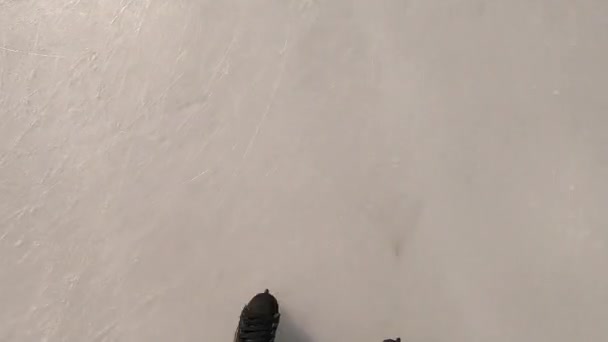 Hombre patina en una pista de hielo — Vídeo de stock