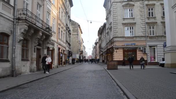 Bulanık arka plan birçok insan sokak meydanı eski şehir bina ile. — Stok video
