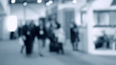 Büyük binanın içinde beyaz renkli bir sürü insan var.