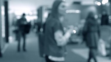 Büyük binanın içinde beyaz renkli bir sürü insan var.