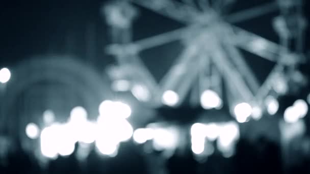 Nuit gens parc d'attractions rue fond flou .