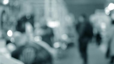 Bulanık arkaplan Binanın içindeki birçok kişi