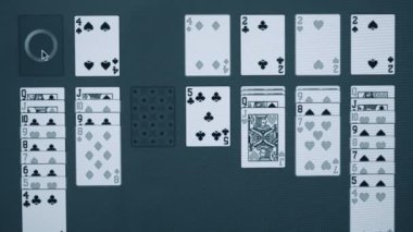 Monitör bilgisayarında bir bilgisayar oyunu Solitaire